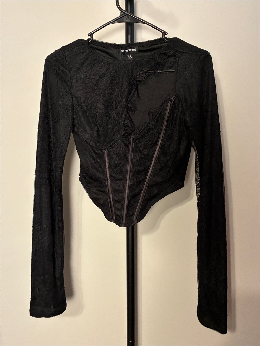 PrettyLittleThing Black Lace Long Sleeve Crop Top